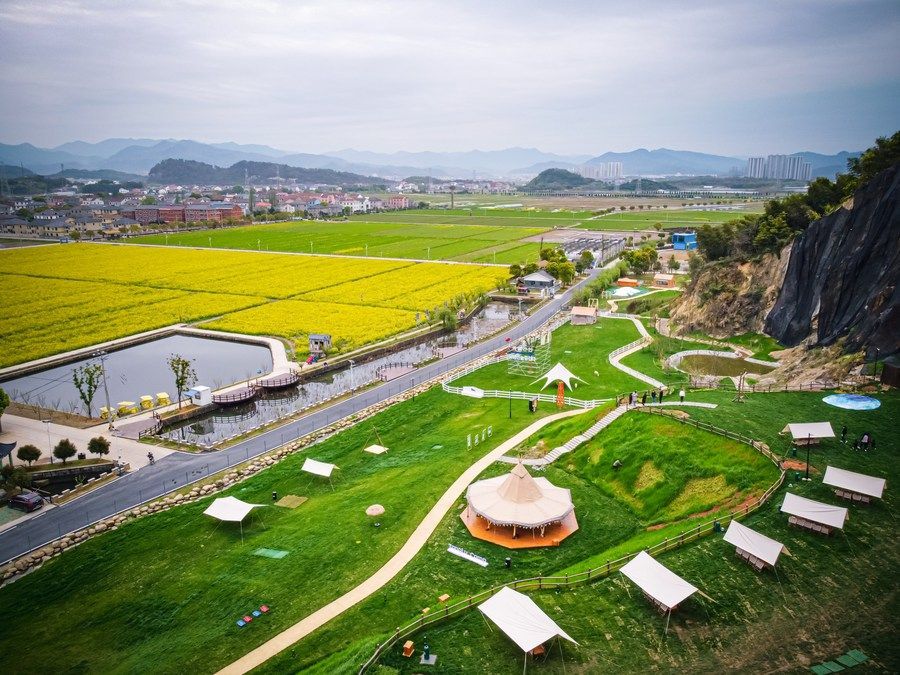 浙江省诸暨市枫桥镇杜黄新村用废弃矿山改造的露营旅游地(2023年3月29日摄)。