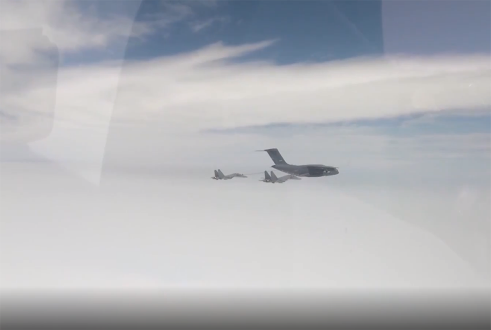 运油-20加油机为歼-16战斗机进行空中加油。