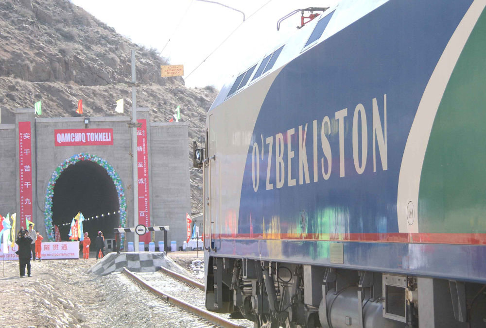 2016年2月27日，一列专列停在乌兹别克斯坦安格连-帕普铁路卡姆奇克隧道进口。中国政府优买项目、中铁隧道集团承担的中亚最长隧道——乌兹别克斯坦安格连-帕普铁路卡姆奇克隧道2月27日全隧贯通。新华社记者 沙达提 摄