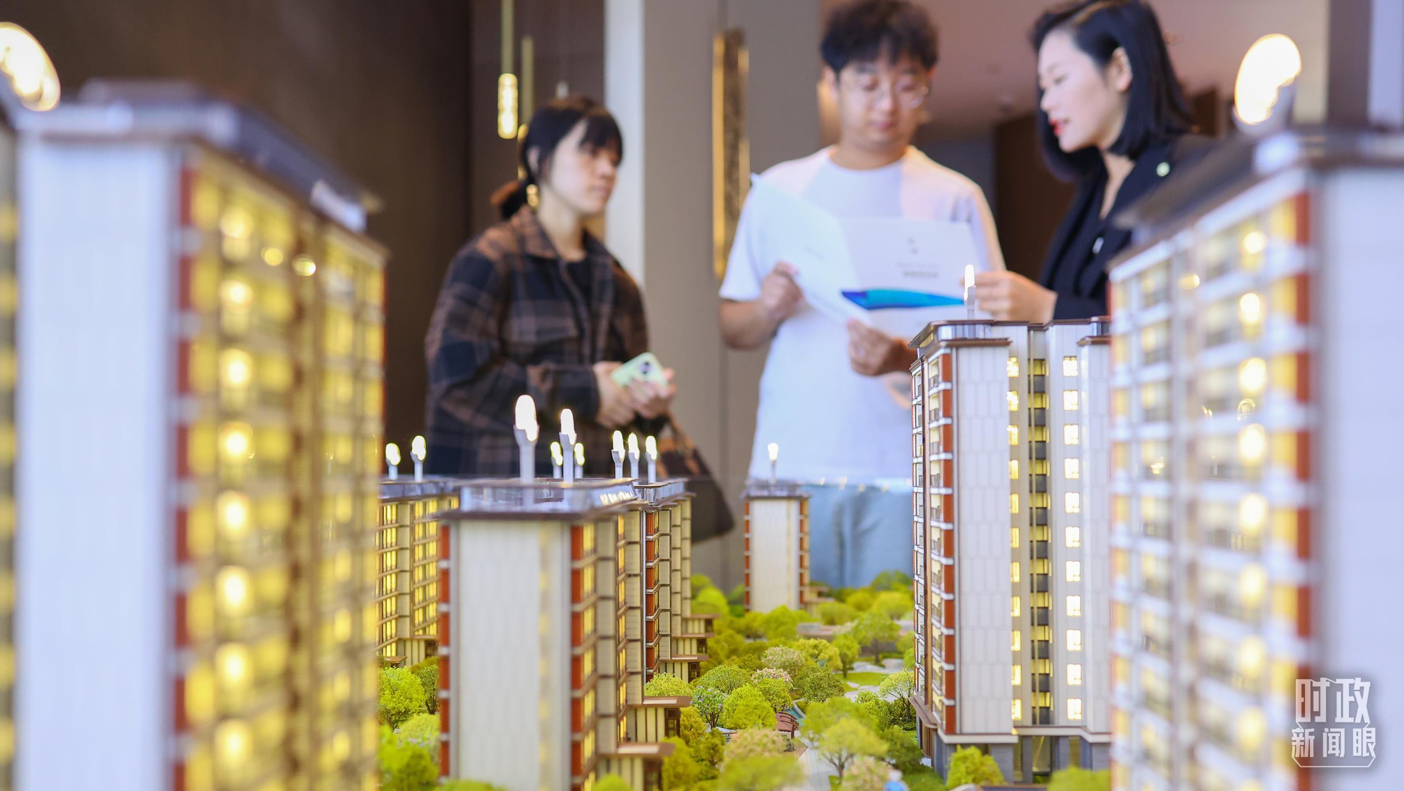 △重庆执行“认房不认贷”政策，满足居民刚性和改善性住房需求。图为市民在重庆沙坪坝区一家售楼处选购商品房。（图/视觉中国）