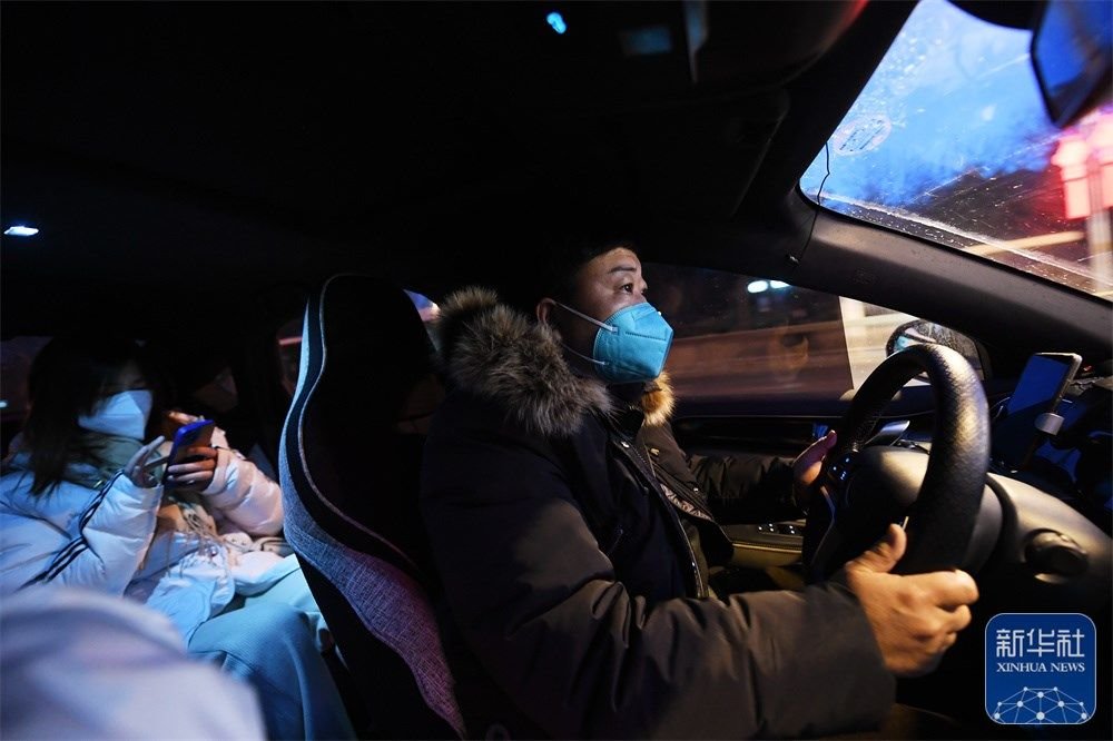 1月28日,滴滴网约车司机刘俊杰在送接到的第一单乘客前往目的地.