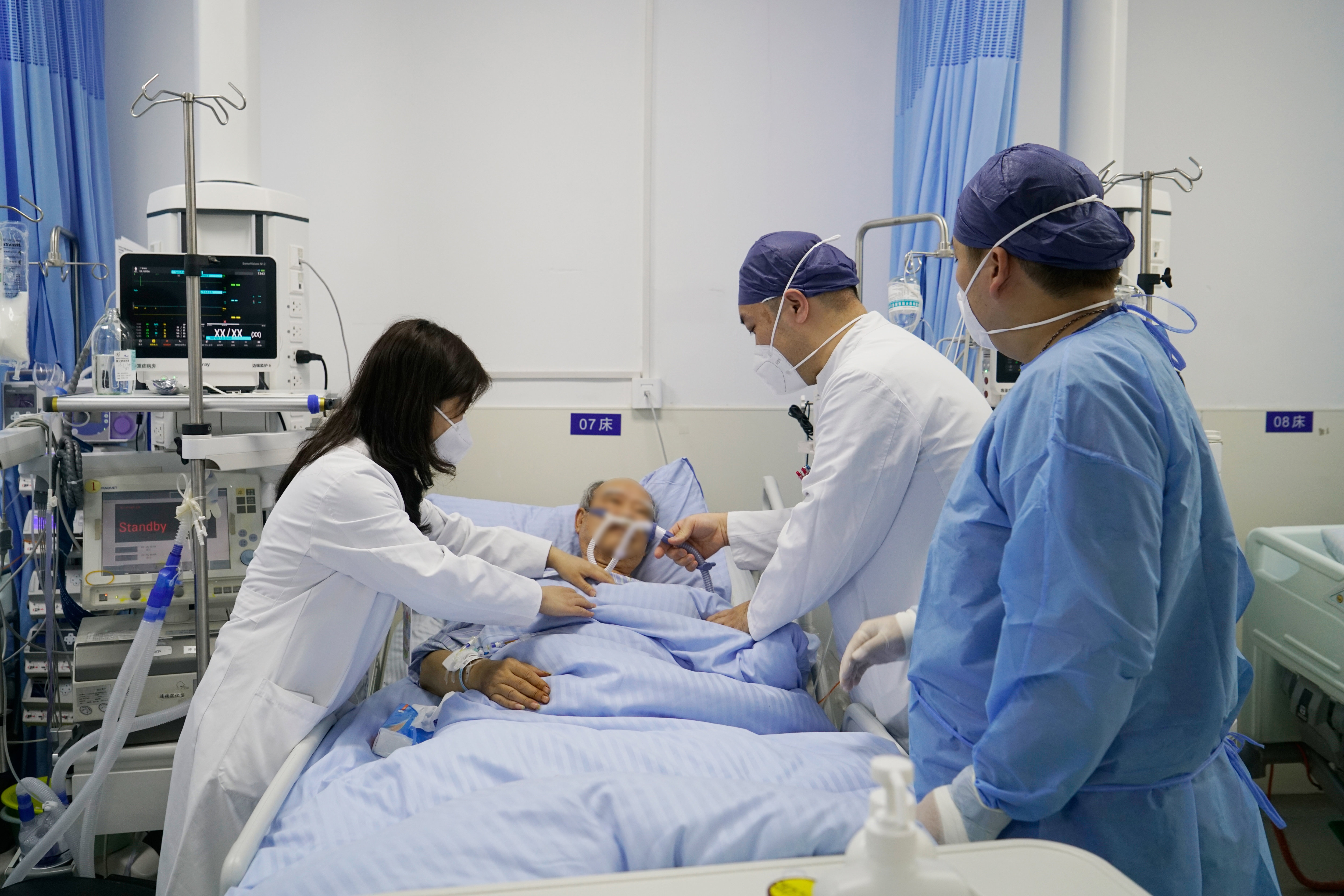 在上海市东方医院,重症病例的救治仍然在持续开展中,床位也几乎“满员”,不少为老人和基础性疾病患者。
