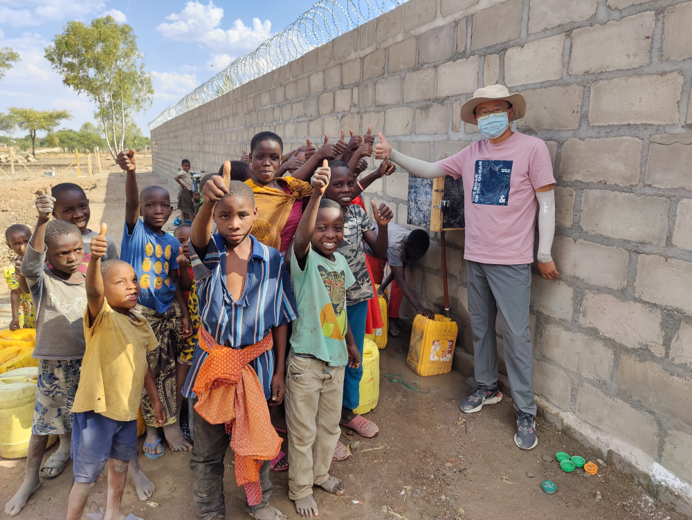 布昆巴村村民与项目部工作人员合影。(中国土木东非有限公司供图)