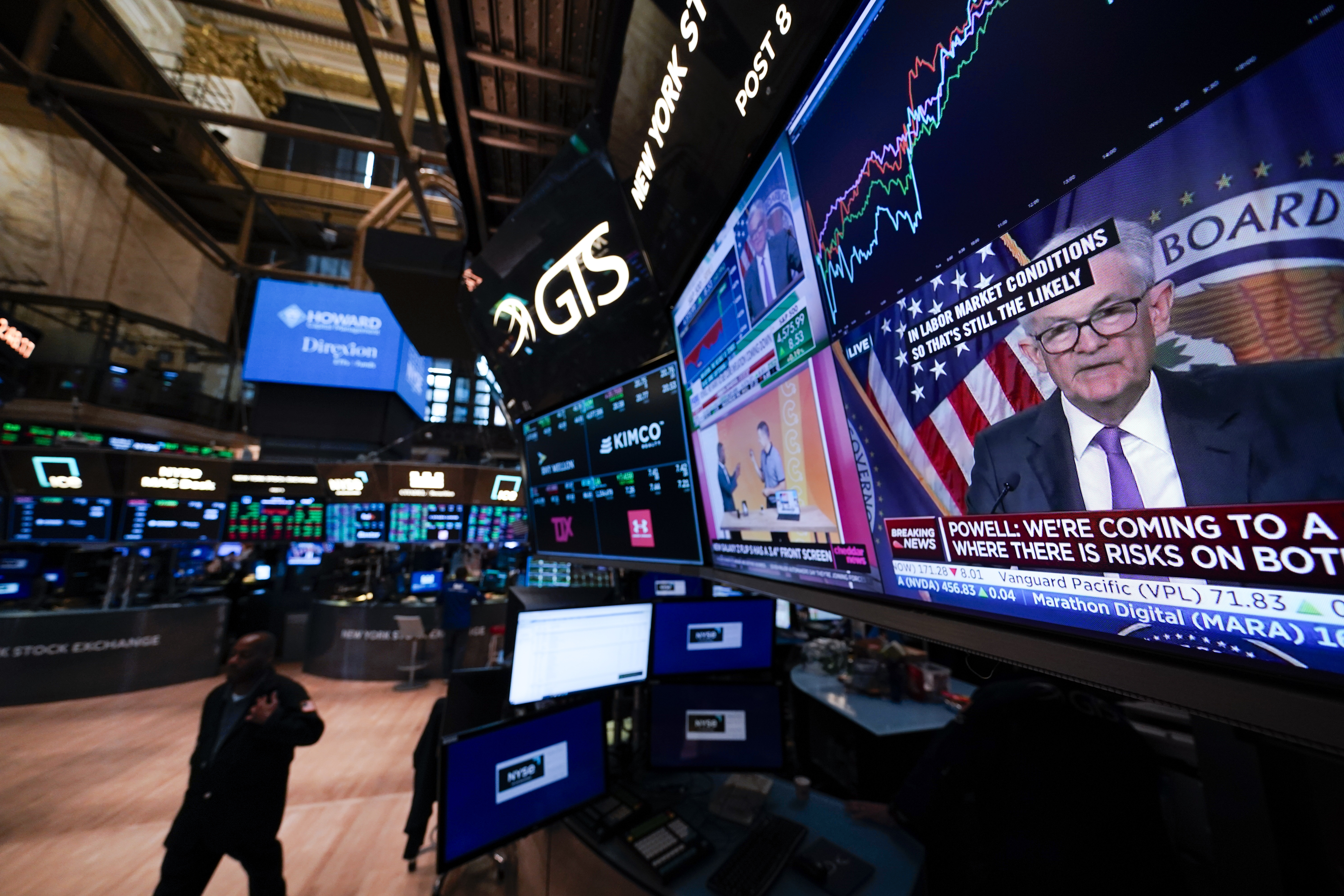 7月26日，纽约证券交易所大厅的屏幕显示，美联储主席鲍威尔正就利率政策发表讲话。(美联社)