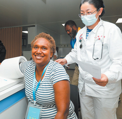 8月21日，中国海军“和平方舟”号医院船首次对所罗门群岛进行访问。图为前来就诊的当地民众在医院船上进行血压检测。黎 宇摄（新华社发）