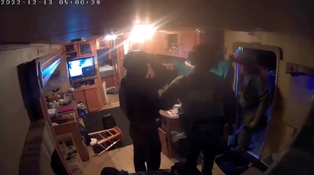 美警方锁定“劫持者”后开枪将其击倒，事后视频曝光：警方找错了人