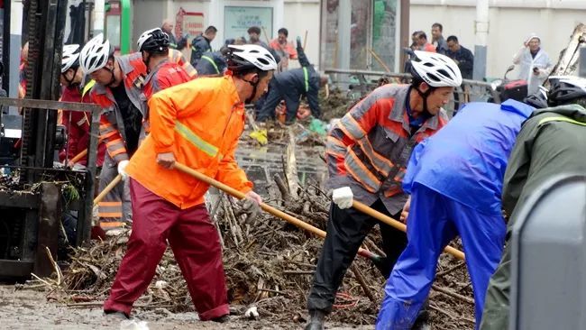 众志成城共克难关，千余名干部职工赴门头沟支援道路清淤。图源：北京门头沟
