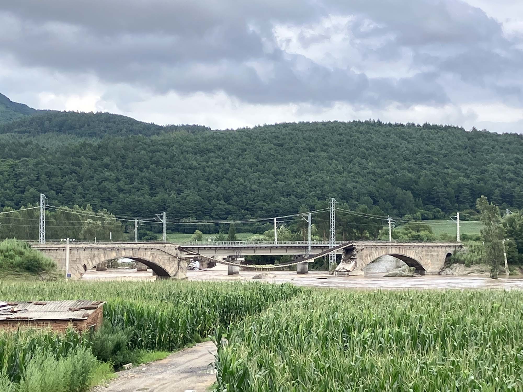 尚志市一面坡镇中东铁路遗址上一座有百年历史的石拱桥被蚂蚁河洪水冲垮。此处原本并列五座桥，现在最南边和最北边的两座桥已垮塌，最北边垮塌的是一座便民桥。
