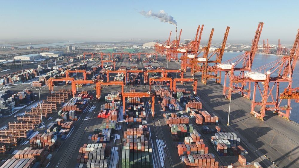 1月3日拍摄的河北唐山港京唐港区集装箱码头(无人机照片).