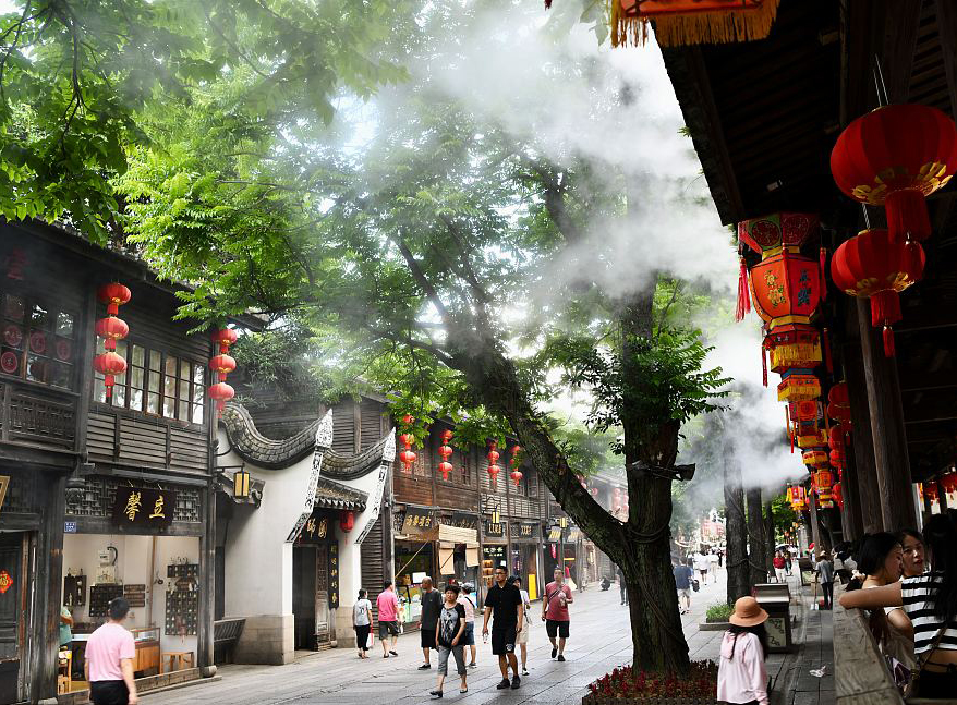 2023年6月27日，福州持续高温天气，南后街景区启动了水雾装置，给前来游玩的市民和游客消暑降温。