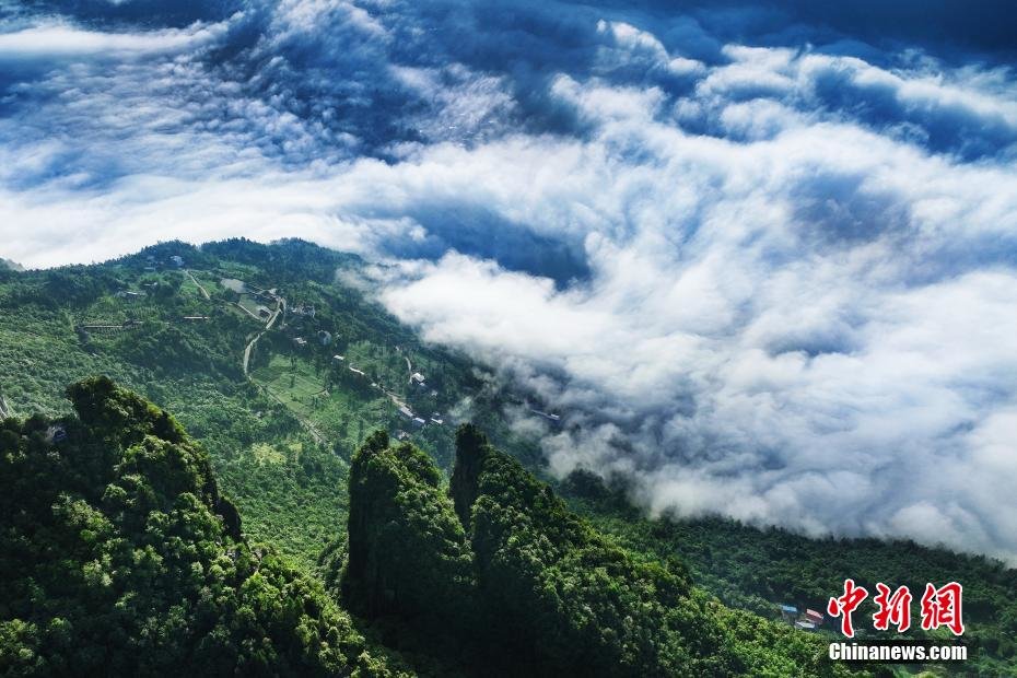 云海在峡谷间掀起万层“波浪”。