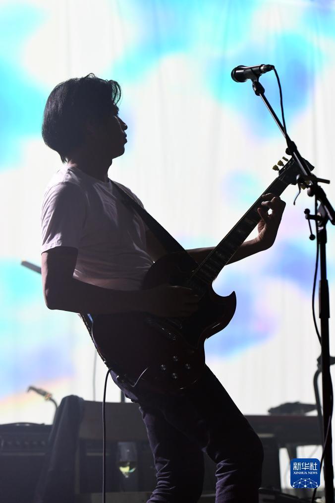 11月25日，五条人乐队在美国纽约举行的“有朋自东方来”音乐节上表演。新华社记者 李睿 摄
