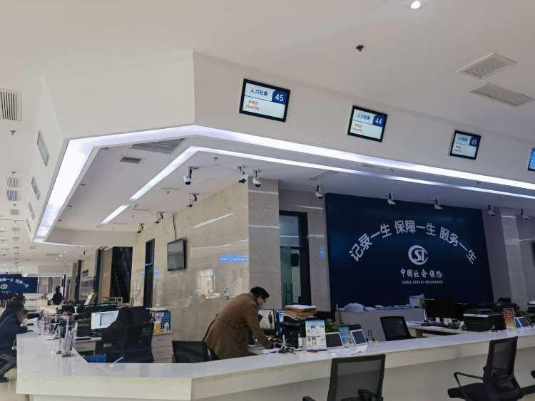 ▲上午9点03分,一位窗口工作人员来到岗位打开电脑