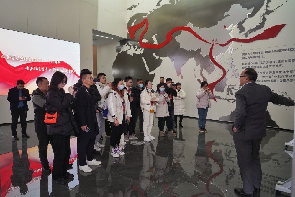 ▲2月17日,“走进区域看发展 川渝奋楫谱新篇”网上主题宣传采访团记者在重庆国际物流枢纽园区采访。记者 崔力 摄/视觉重庆