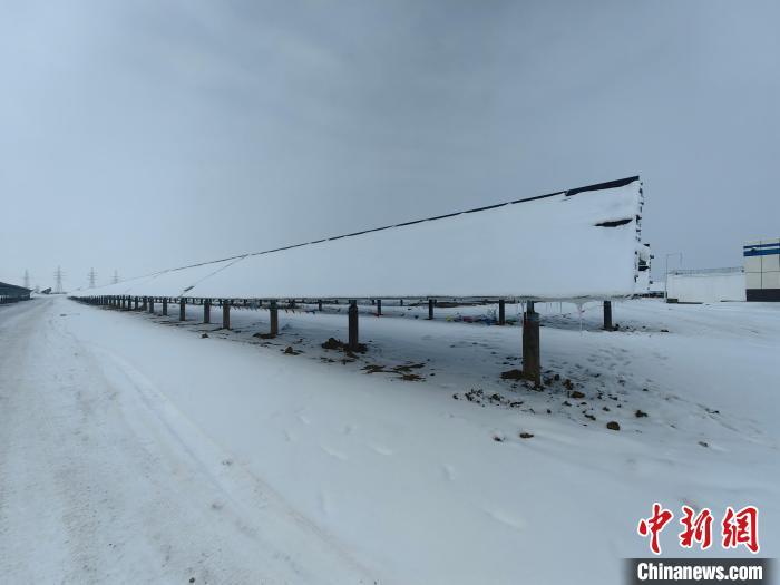 新疆生产建设兵团第八师石河子太阳能光伏发电项目永安220kV汇集站现场。图为，雪中太阳能板。王峰 摄