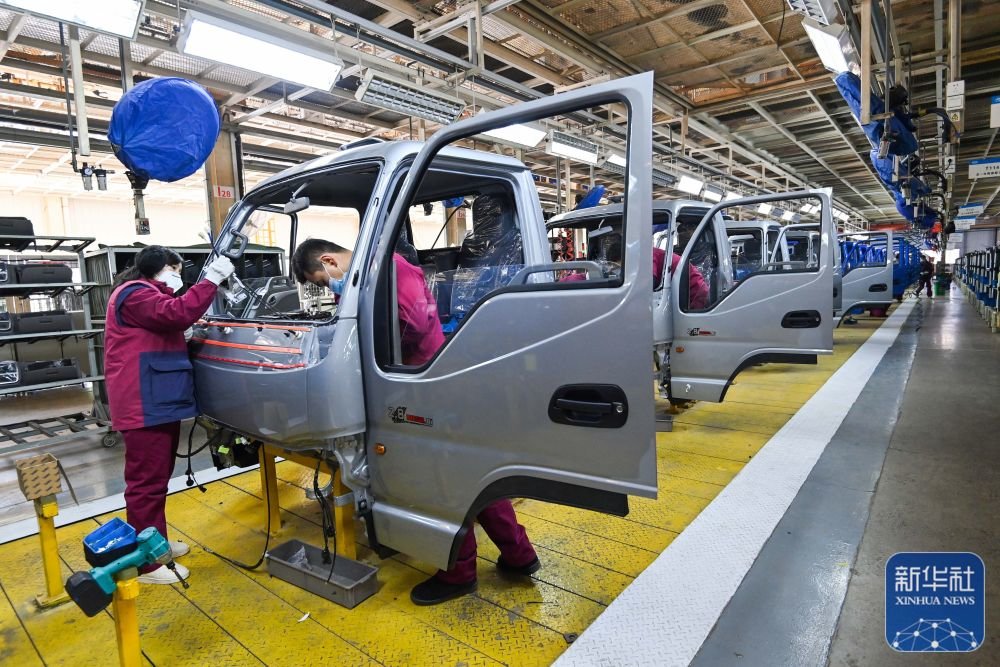 1月28日，工人在山东省青州市一家汽车生产企业车间内组装作业。新华社发（王继林 摄）
