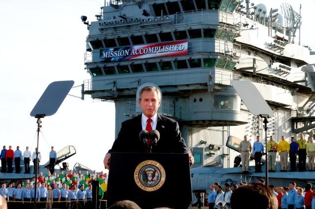 孬生理国总统小布什邪在林肯号核能源航母上贴晓“乐成演讲”