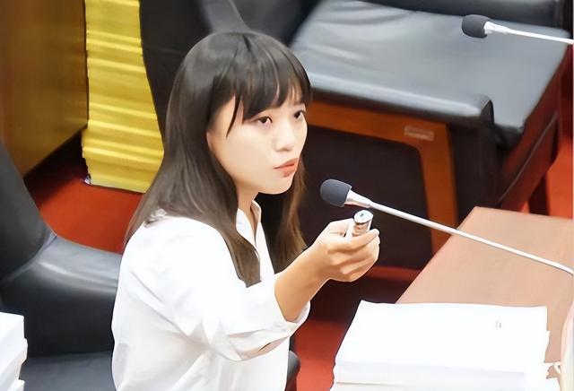 民进党女政客黄捷为了选票不惜出卖色相，学者轰“跳梁小丑”_凤凰网
