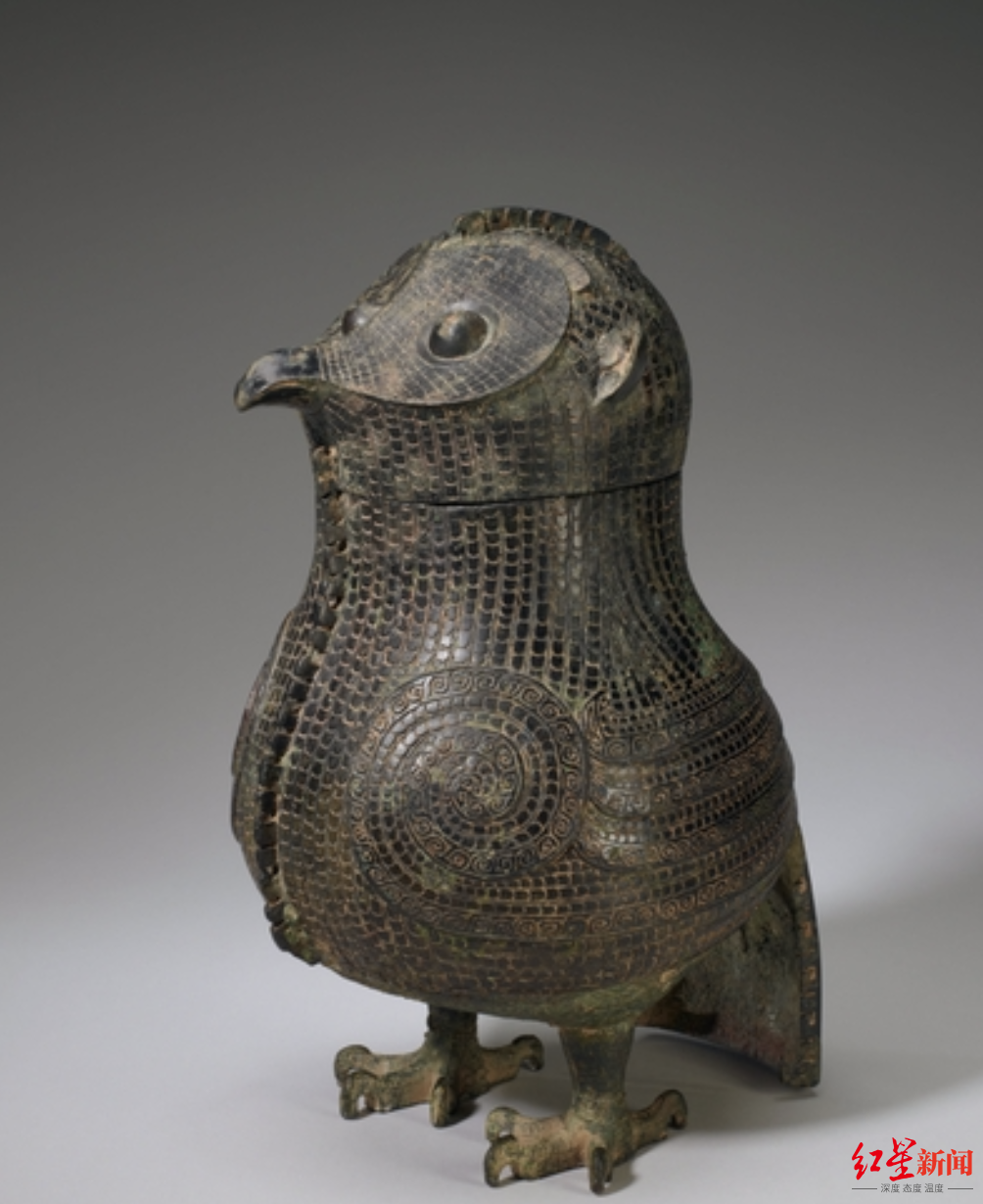 流失海外著名文物商代青铜鸮尊被撞倒损坏，疑似陈展时周边没有保护罩_