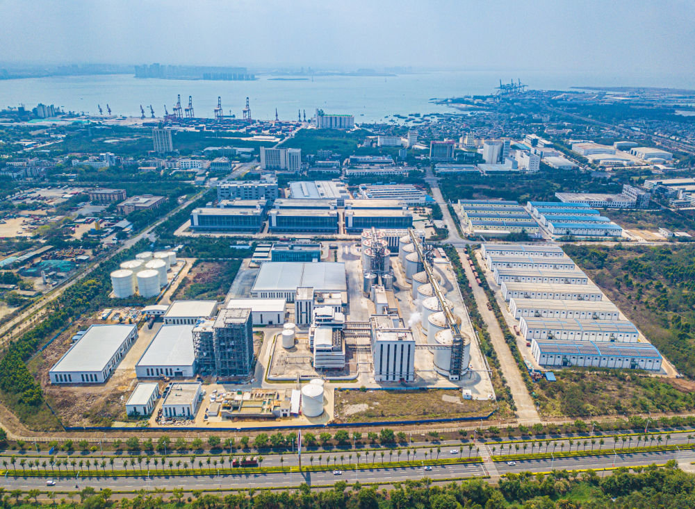 这是在海南自贸港重点园区——洋浦经济开发区拍摄的洋浦保税港区（无人机照片，2023年2月26日摄）。新华社记者 蒲晓旭 摄