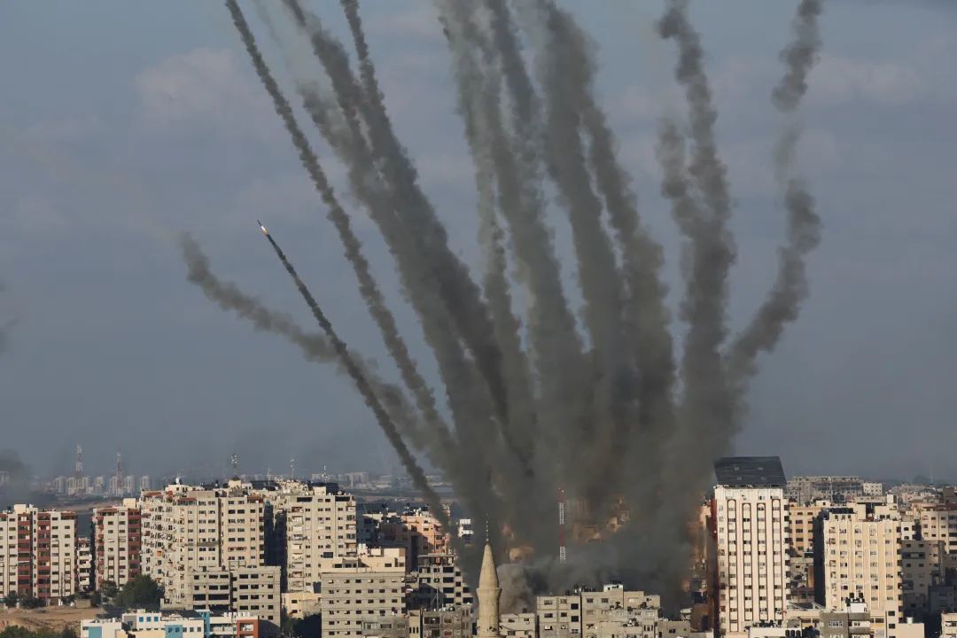 当地时间2023年10月10日，在加沙城拍摄的向以色列发射的火箭弹。