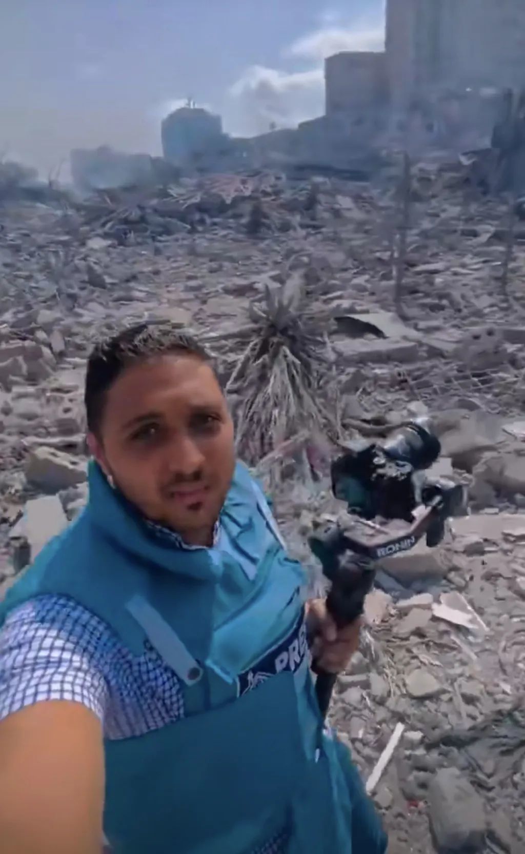 加沙战地记者为大家直播现场情况。来源/微博视频截图