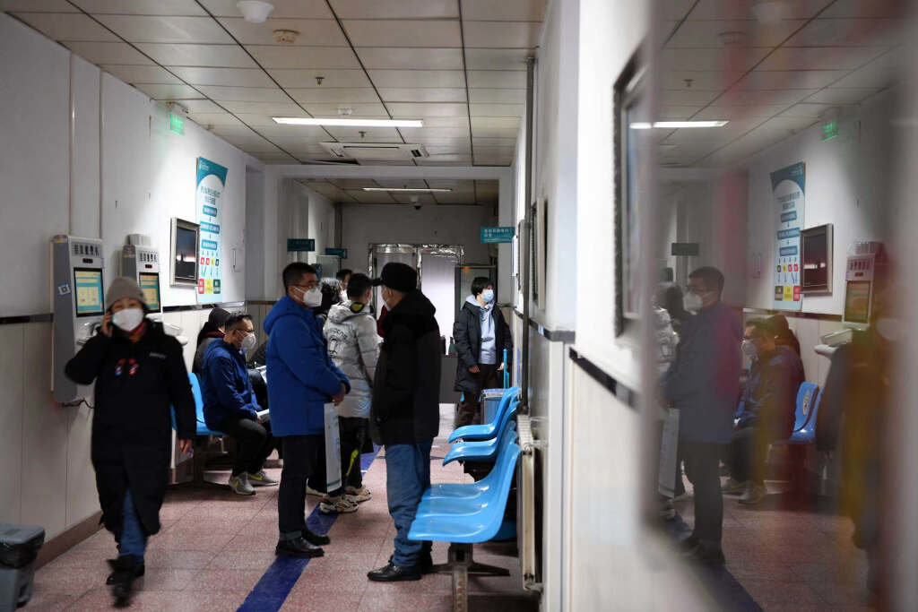 急诊室外等待的患者及家属。