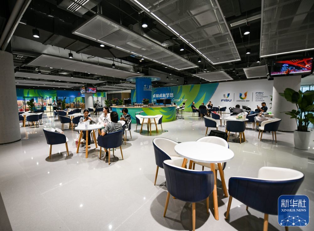 ↑ 这是7月13日拍摄的成都大运会主媒体中心的会客厅。 新华社记者 王曦 摄