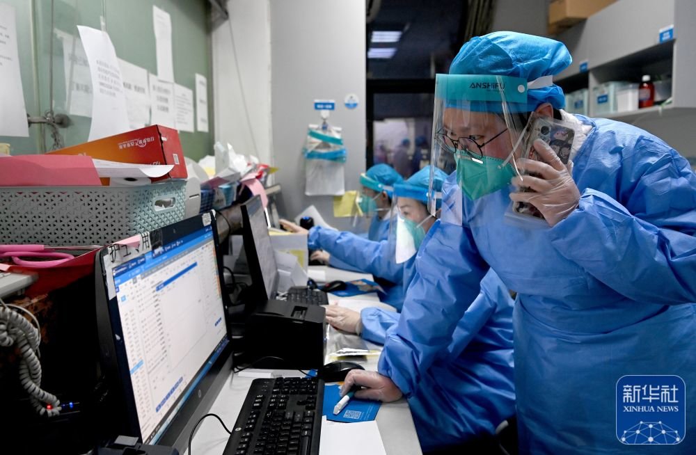 1月1日，西安交通大学第一附属医院急诊科的医务人员在工作中。