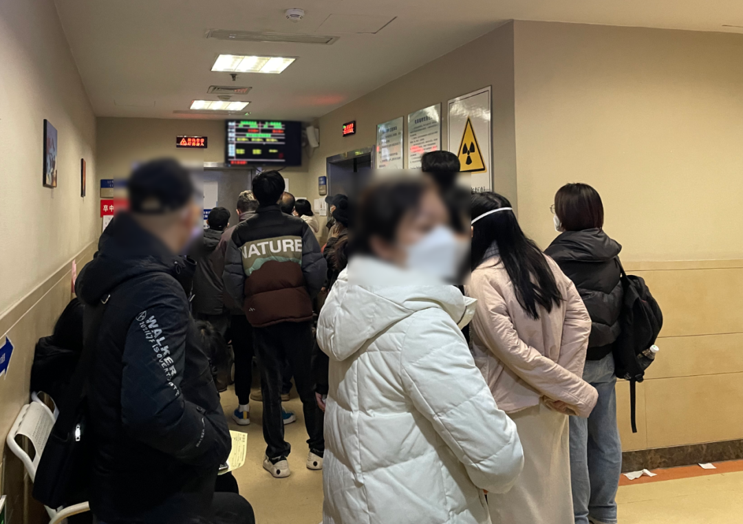 CT 室门口的等候情况 图源:叶慈提供