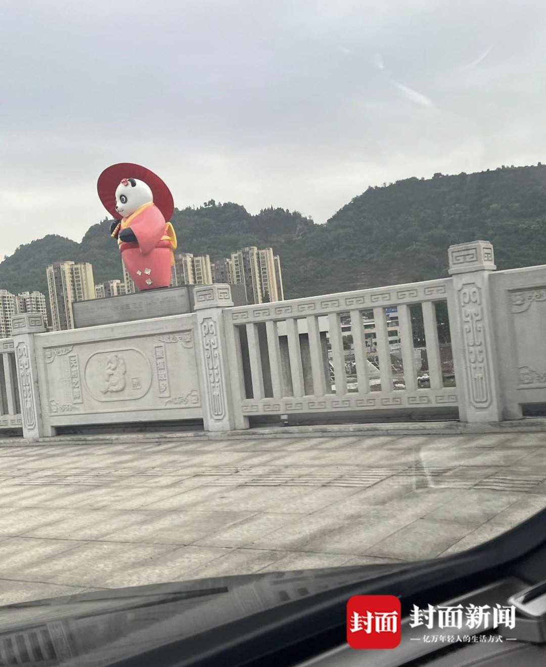 网传穿和服的大熊猫雕塑图片