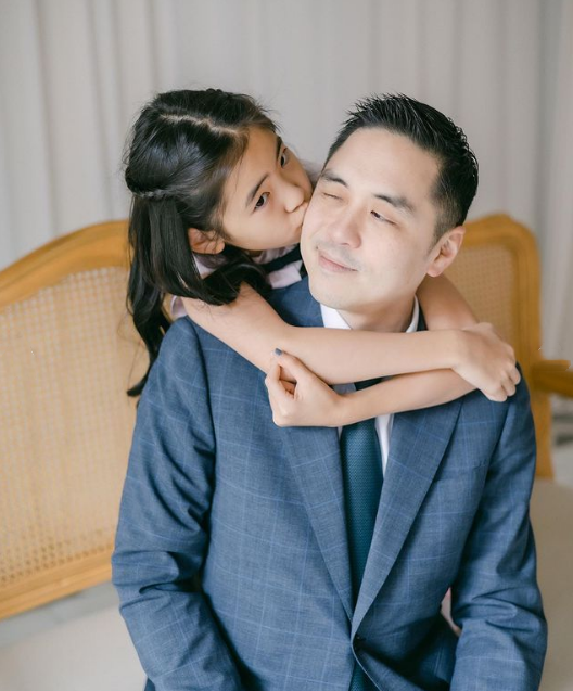 ▲王泉仁和李晶晶的女儿Elizabeth的IG在去年父亲节晒过父女合照,看来王泉仁并没有像对儿子一样对女儿不闻不问。