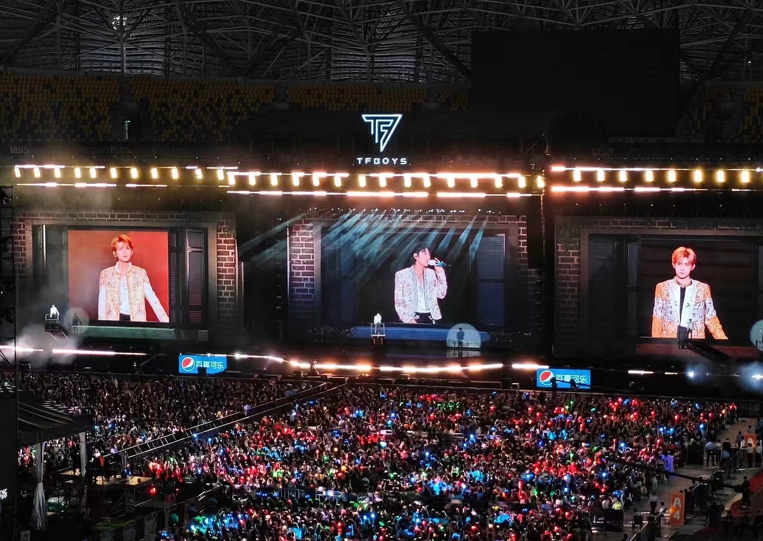 2023年8月6日，西安，TFboys出道10周年演唱会现场，王俊凯、王源、易烊千玺登台。视觉中国 图