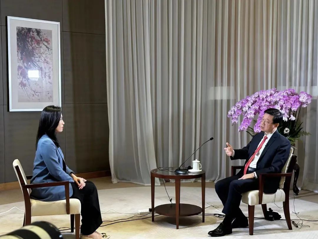 李家超接受深圳卫视直新闻记者丘倩怡采访。