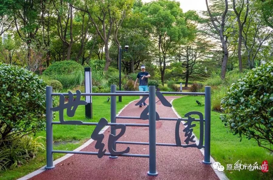 拆除围墙后，公园设置了这样的围栏能够挡住自行车等进入花园。孟雨涵摄