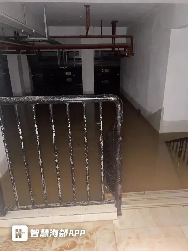 楼梯旁的积水
