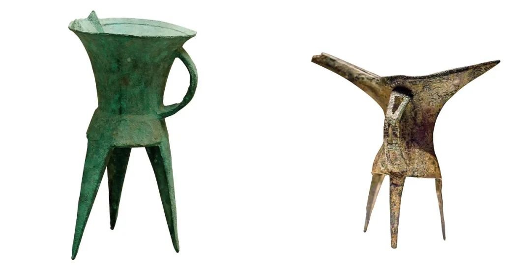左:青铜斝,1984年二里头遗址出土。图/FOTOE 右:青铜爵,1984年二里头遗址出土。图/中国社科院考古所二里头考古队