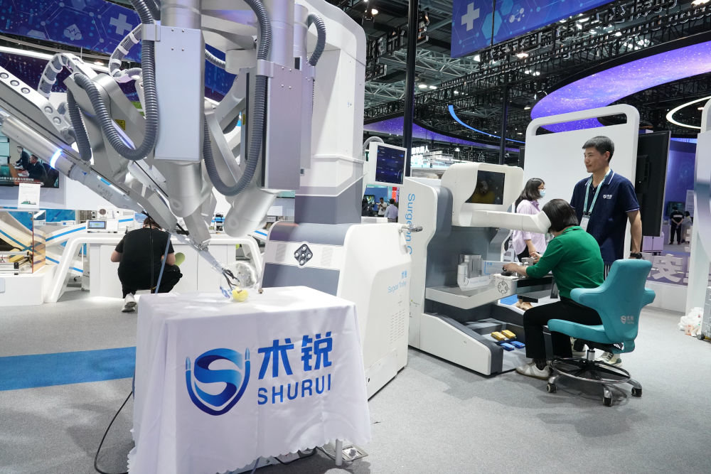 这是5月26日在中关村国家自主创新示范区展示中心拍摄的单孔腔镜手术机器人。新华社记者 任超 摄