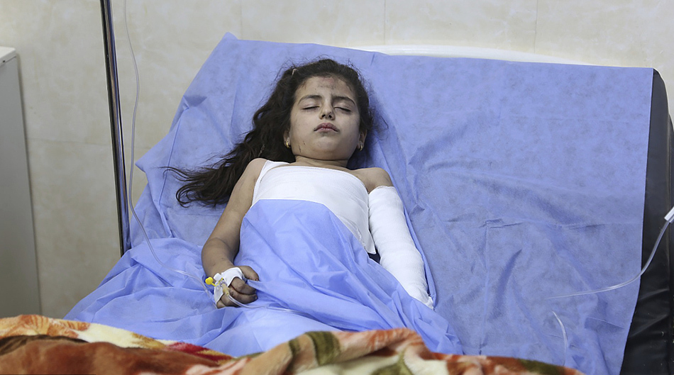 当地时间2023年9月27日，伊拉克哈姆达尼亚，一名手部被烧伤的伊拉克女孩躺在医院的床上，她在婚礼大厅的火灾中受伤。视觉中国 图