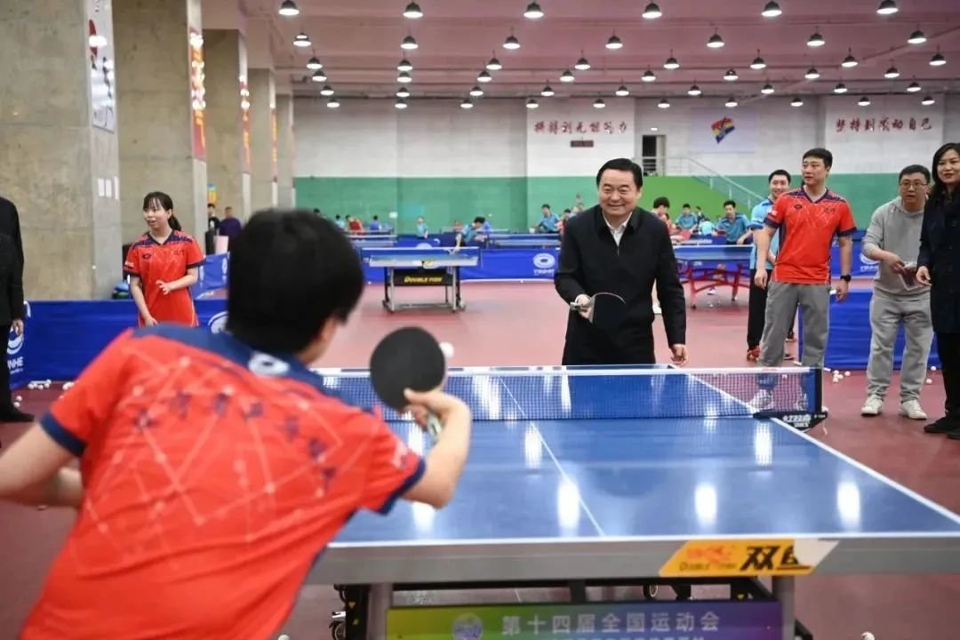 △省委书记、省人大常委会主任郝鹏与小队员打起了乒乓球。