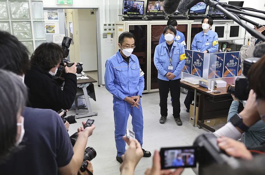 日本首枚“H3”火箭的项目负责人冈田匡史解释了在种子岛宇宙中心发射失败原因。图/视觉中国