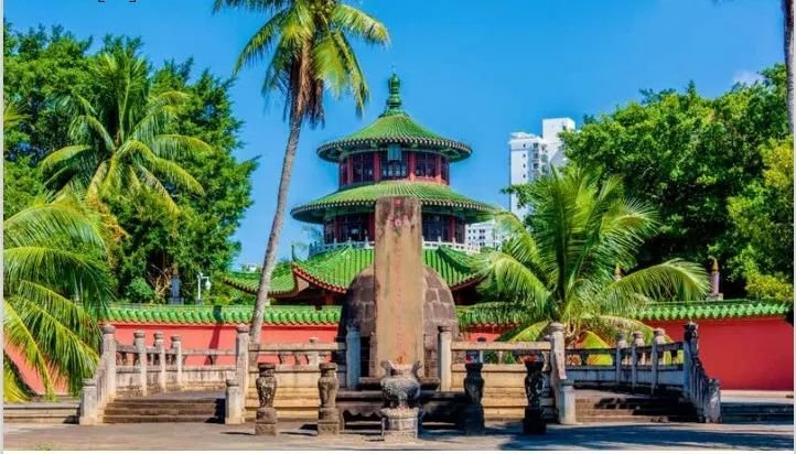 海瑞墓,位于海南省海口市。陵墓修建于明万历十七年,后经多次重修翻新。海瑞墓冢位于墓道尽头,墓前有一高约3米的石碑,是430多年前造墓时的原物