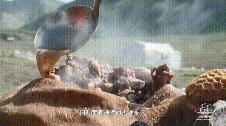 嘉峪关的烤羊肉串和甘南的道食合。（图/《风味原产地》）