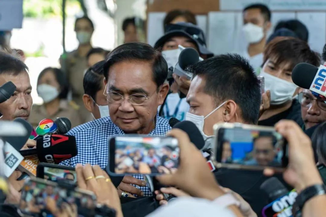 5月14日，时任泰国总理巴育（中）在曼谷一处投票站接受媒体采访（林昊摄/本刊）
