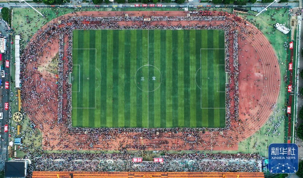 ↑6月10日拍摄的贵州“村超”足球比赛现场（无人机照片）。 新华社记者 杨文斌 摄