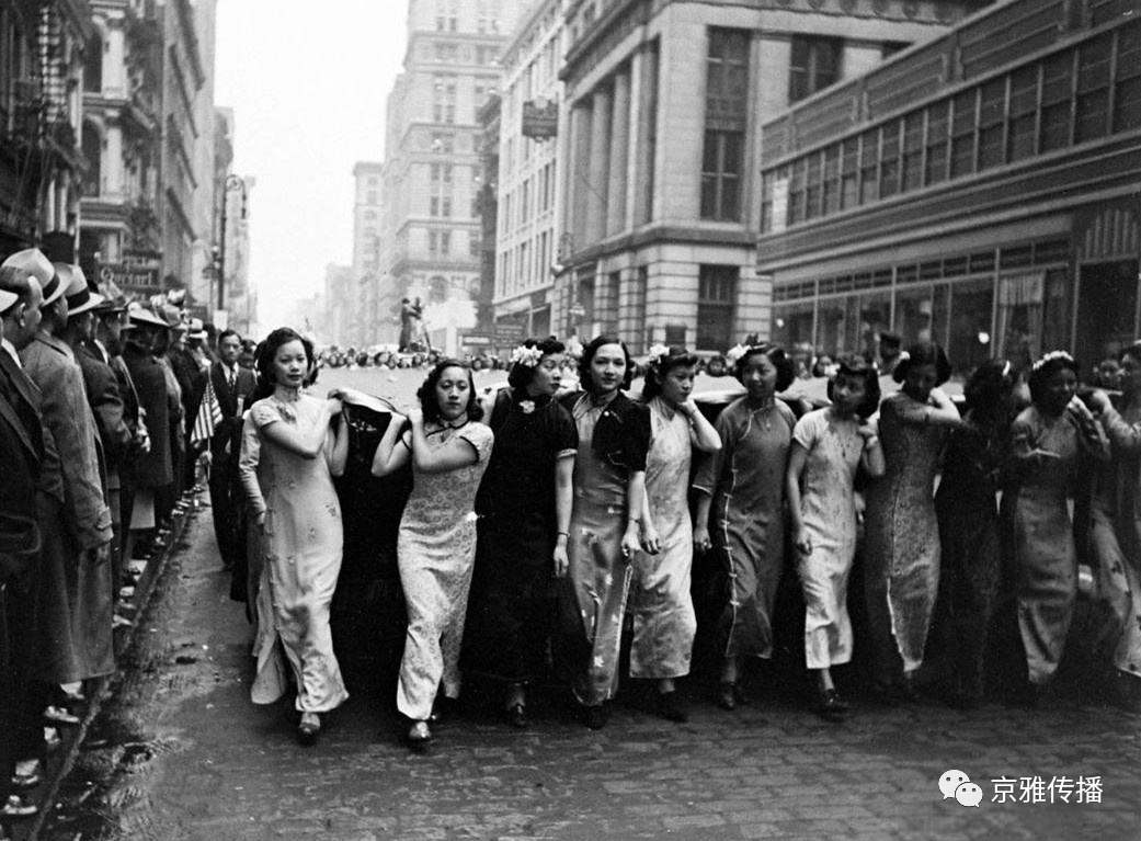 1938年纽约女华侨为抗日募捐现场
