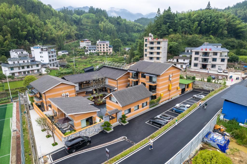 这是8月10日在桂东县沤江镇金洞村拍摄的一家民宿(无人机照片)。新华社记者陈思汗 摄