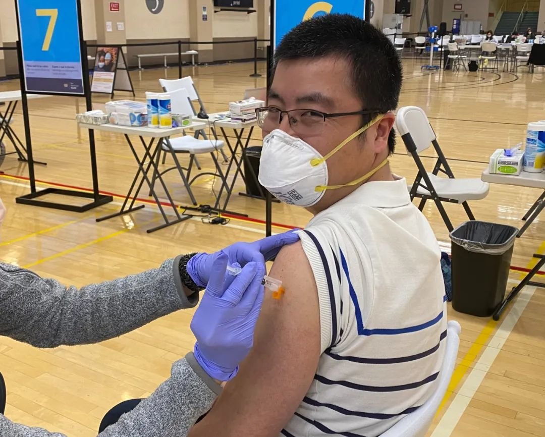 2021年4月,王年爽接受第一针辉瑞疫苗的接种,这款疫苗使用了他设计的“S-2P”技术。(图源:@goodwish916)
