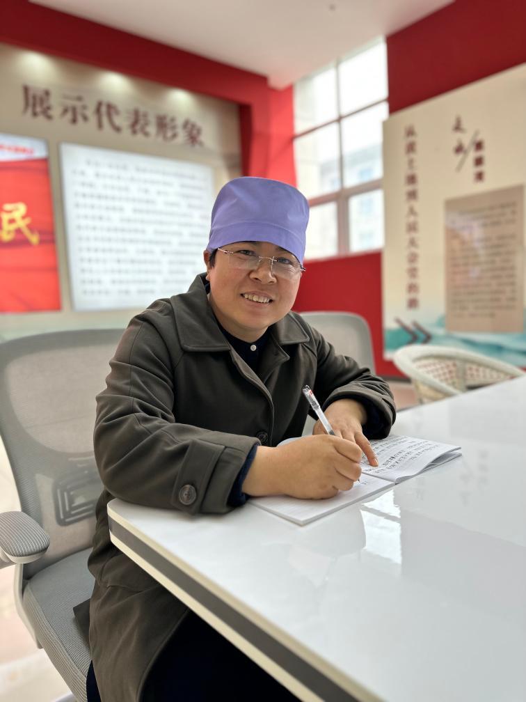 2023年10月18日，马慧娟在梳理调研笔记。（新华社记者马丽娟摄）