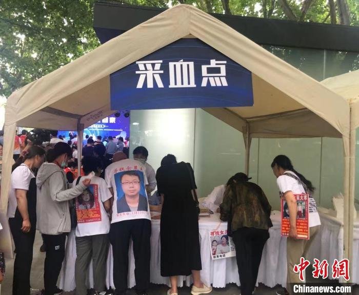 图为:现场采血点。 王潇婧 摄